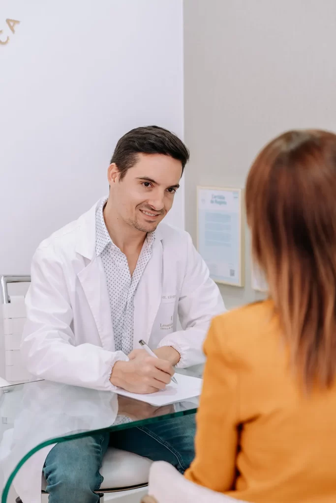 Dr. Eddy Costa em consulta de avaliação em Medicina Estética no Centro de Estética Leontina Santos