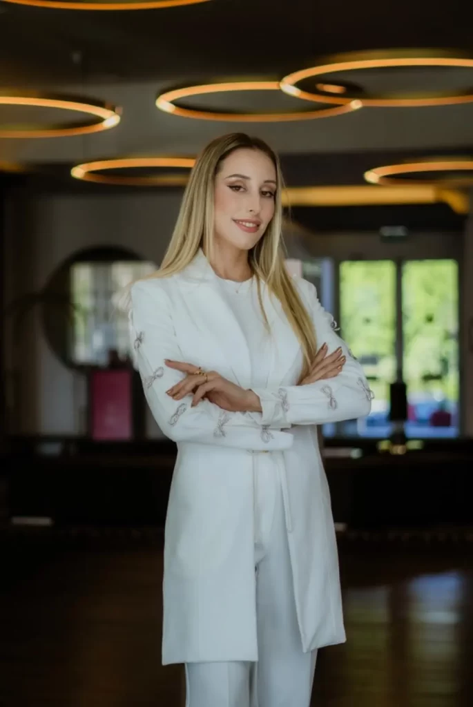 Dra. Mariana Sá, nutricionista no Centro de Estética Leontina Santos durante consulta personalizada