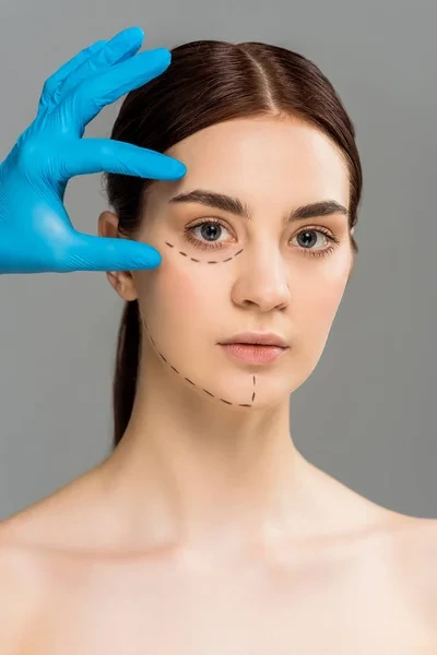 Tratamento facial personalizado realizado no Centro de Estética Leontina Santos, com aplicação de produtos específicos e técnicas manuais